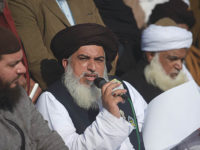 Pakistani head of the Tehreek-i-Labaik Yah Rasool Allah Pakistan (TLYRAP) religious group Khadim Hussain Rizvi (C) announces the end of sit-in protest on a blocked flyover bridge during a press conference in Islamabad on November 27, 2017.
The Islamist leader whose group clashed violently with Pakistani security forces and paralysed Islamabad for weeks called off the sit-in protest November 27 after the law minister resigned, meeting its key demand. / AFP PHOTO / AAMIR QURESHI