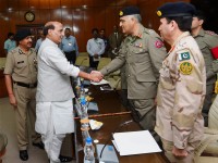 New Delhi: Union Home Minister Rajnath Singh shakes hands with Pakistani Rangers Director General (Punjab), Major General Umar Farooq Burki during a meeting in New Delhi on Friday. PTI Photo by Shahbaz Khan  (PTI9_11_2015_000058A)