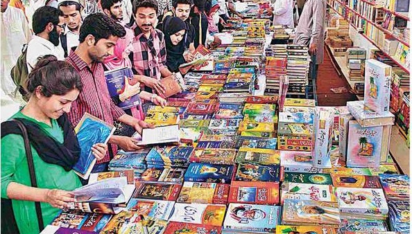 Lahore-Students-take-interet-in-books-displayed-at-punjab-University-Book-Fair-2015