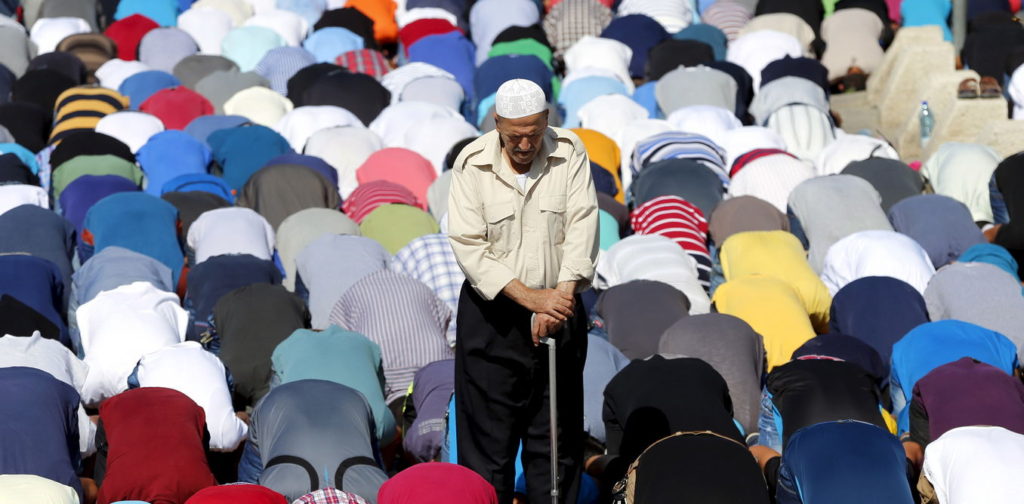 Palestinian men take part in Friday prayers in the Arab east Jerusalem neighbourhood of Ras al-Amud, outside the Old City October 16, 2015. Palestinians set fire to a Jewish shrine in the West Bank on Friday as the Islamist group Hamas called for a day of rage against Israel, and two weeks of turmoil in the region showed little signs of abating. Israeli police spokesman said on Friday that they will only permit Palestinian men over the age of 40 to enter Jerusalem's Old City. REUTERS/Ammar Awad  - RTS4Q26