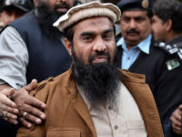 Pakistani security personnel escort Zaki-ur-Rehman Lakhvi (C), alleged mastermind of the 2008 Mumbai attacks, leaves the court after a hearing in Islamabad on January 1, 2015. Pakistan on January 1, approached the country's supreme court to stop the release of alleged mastermind of the 2008 Mumbai attacks whose detention order was this week suspended by a high court, a government prosecutor said. AFP PHOTO/ Aamir QURESHI