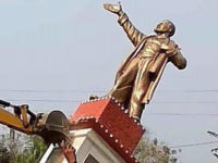 بھارت:تری پورہ میں لینن کا مجسمہ بلڈوز کر دیا گیا