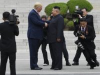 تاریخ میں پہلی بار امریکی صدر شمالی کوریا میں، اور کم جونگ سے مصافحہ