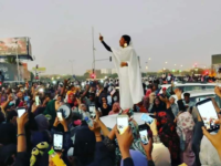 سوڈان ميں عوام اپنے ہی ملک کی فوج کے سامنے کيوں کھڑے ہيں؟