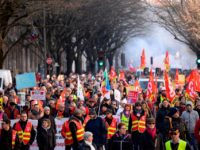 فرانس میں پنشن اصلاحات کے خلاف عام ہڑتال، زندگی مفلوج